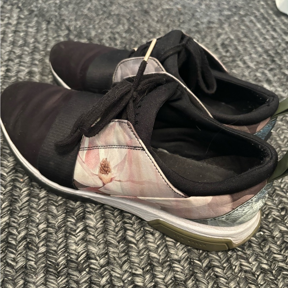 Women’s Ted baker floral sneakers 

Very comfy and cozy